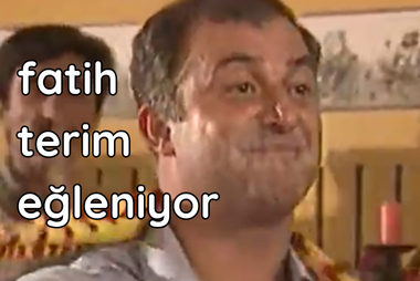 fatih terim şarkıya eşlik ediyor
